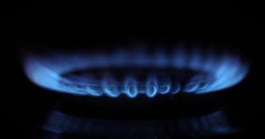 Alevler karanlıkta gaz sobasında yanar. yavaş çekim