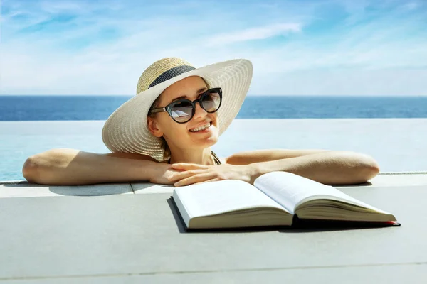 Sorrindo Mulher Atraente Com Chapéu Óculos Sol Lendo Livro Relaxando — Fotografia de Stock