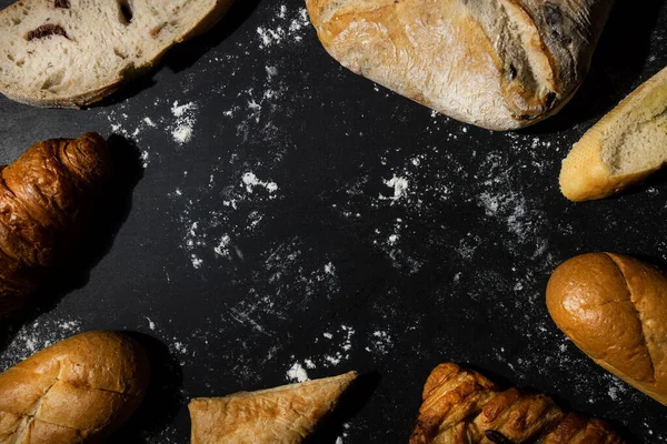 Panadería Pan Productos Pastelería Con Harina Sobre Fondo Negro Espacio — Foto de Stock