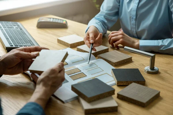 Vendedor Con Cliente Elegir Diseño Puerta Los Materiales Tienda — Foto de Stock