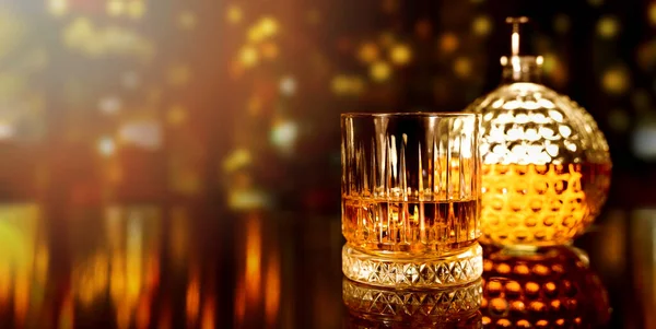 Ett Glas Whisky Och Flaska Bardisken Kopieringsutrymme — Stockfoto