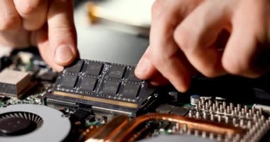 Teknisyen dizüstü bilgisayara bellek modülü yüklüyor. bilgisayar güncellemesi
