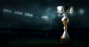 Spor stadyumu arka planında şampiyonluk kupası. afiş kopyalama alanı