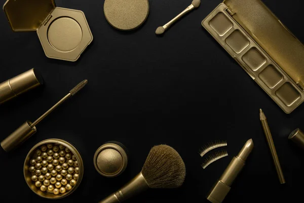 Gyllene Makeup Kosmetika Svart Bakgrund Kopieringsutrymme — Stockfoto