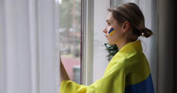 Ledsen Kvinna Med Ukraina Flagga Kinden Och Axlar Titta Genom — Stockvideo