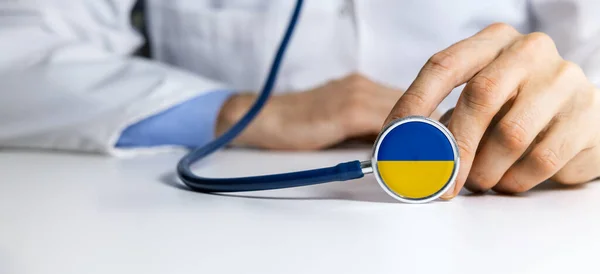 Ucraina Aiuto Medico Sostegno Medico Che Tiene Stetoscopio Con Bandiera — Foto Stock