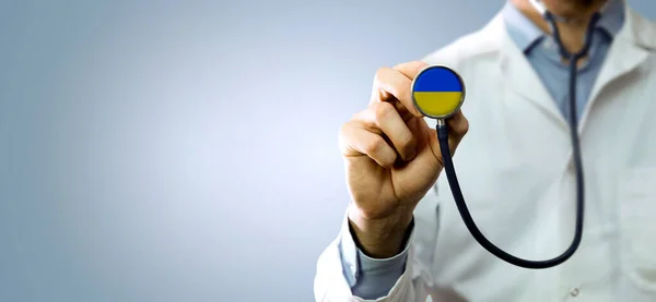 Ucrânia Ajuda Médica Apoio Trabalhador Saúde Mostrando Estetoscópio Com Bandeira — Fotografia de Stock