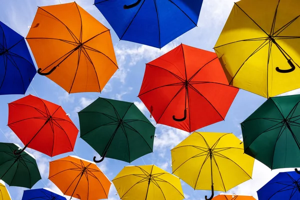 Bunte Regenschirme Hängen Vor Blauem Himmel Straßenkunst Der Stadt — Stockfoto