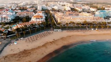 Playa de las Americas, Tenerife 'deki Camison plajının hava manzarası. Kanarya adaları