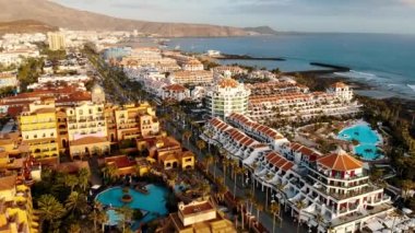 Gün batımında Tenerife 'deki Playa de las Americas tatil beldesinin insansız hava aracı çekimi. Kanarya adaları
