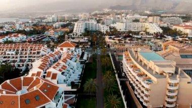 Gün batımında Tenerife 'deki Playa de las Americas' ın hava manzarası. Kanarya adaları