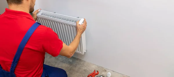 Hombre Instalando Radiador Metal Blanco Pared Sistema Calefacción Casa Espacio —  Fotos de Stock