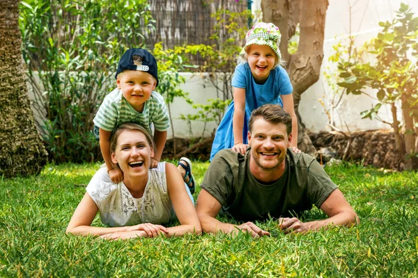 Ευτυχισμένη Οικογένεια Χαμογελαστή Δύο Παιδιά Που Βρίσκονται Στο Σπίτι Πίσω — Φωτογραφία Αρχείου