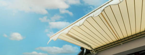 Tenda Retrattile Installata Parete Sopra Finestra Della Casa Contro Cielo — Foto Stock