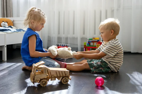 Les Enfants Battent Pour Jouet Conflit Entre Sœur Frère Relations — Photo