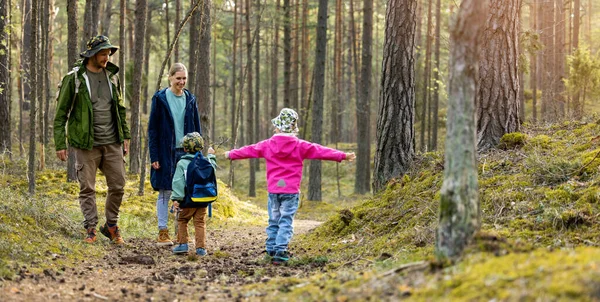 2人の子供を持つアクティブな若い家族が一緒に森の散歩に時間を過ごす コピースペース — ストック写真