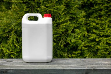 Kozalaklı bahçe bitkileri için beyaz boş plastik gübre kutusu. Boşluğu kopyala