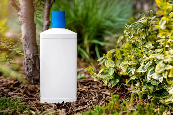 White Blank Fertilizer Bottle Garden Plants Flowers Mockup Copy Space — Stock Photo, Image
