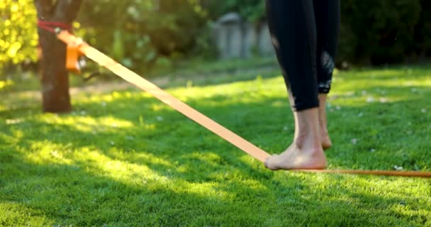 Mulher Andando Slackline Parque Por Sol Treino Equilíbrio Núcleo — Vídeo de Stock