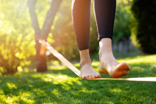 Mujer Caminando Una Línea Floja Parque Atardecer Entrenamiento Core Balance — Foto de Stock