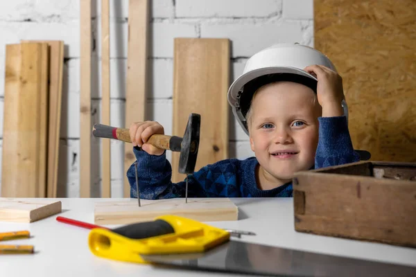 Niño Sonriente Feliz Con Casco Martillo Mano Taller Carpintería —  Fotos de Stock