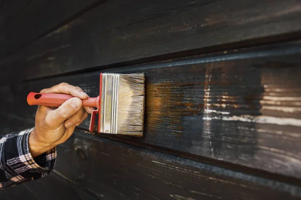 古い木造住宅外壁のブラシ復元塗料で手 — ストック写真