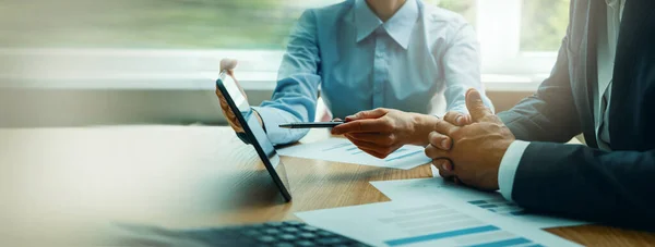 Serviços Consultoria Empresarial Conselheiro Empresário Trabalhando Com Tablet Digital Mesa — Fotografia de Stock