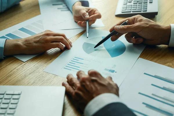 Zakenmensen Bespreken Business Marketing Strategie Het Analyseren Van Rapport Grafieken — Stockfoto