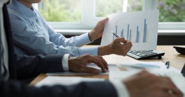 İş adamı takım çalışması ve beyin fırtınası. İş mali raporunu analiz eden ve tartışan insanlar