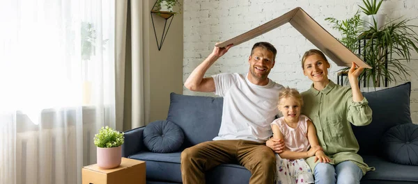 Young Family Child Sitting Couch Holding Cardboard Roof Head Moving — Stock Photo, Image