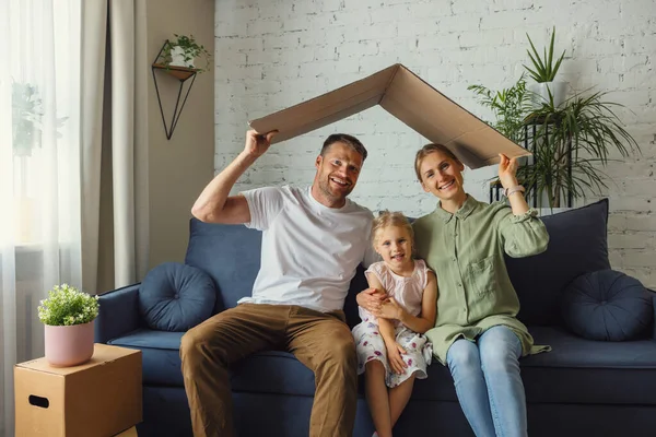 Happy Family Child Holding Cardboard Roof Head New Home Mortgage — Stock Photo, Image