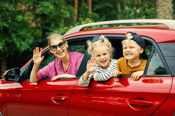 Familie Uitstapje Moeder Met Kinderen Die Met Auto Reizen Uit — Stockfoto