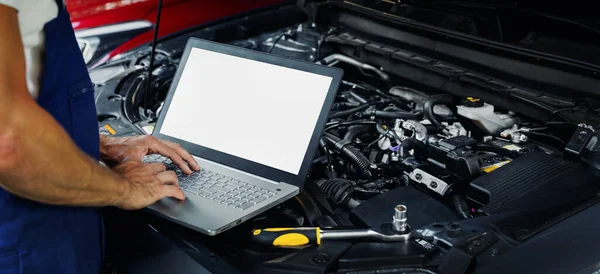 Engine Diagnostics Car Mechanic Using Laptop Computer Diagnose Vehicle Motor — Stock Photo, Image