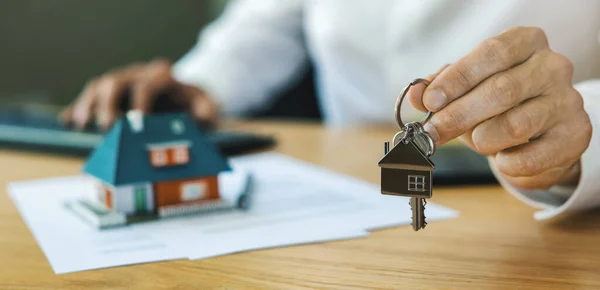Real Estate Agent Giving New Home Keys Customer Contract Agreement — Fotografia de Stock
