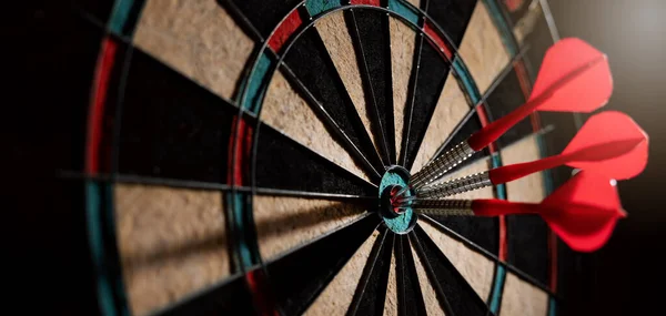 Red Darts Dartboard Center Business Target Goal Success Winner Strategy — Stok fotoğraf