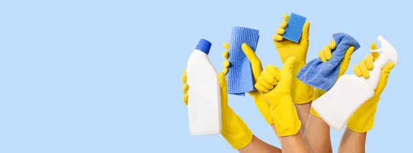 Hand Yellow Rubber Glove Holding Cleaning Supplies Blue Background Banner — Stockfoto