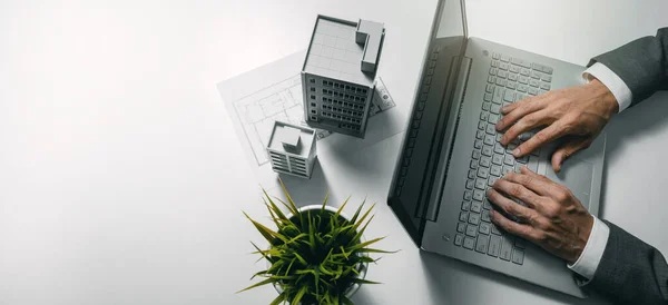 Negócios Imobiliários Desenvolvimento Homem Negócios Usando Laptop Trabalhando Projeto Habitação — Fotografia de Stock