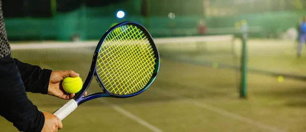 Tennisspieler Mit Schläger Und Ball Der Hand Bereit Zum Spielen — Stockfoto