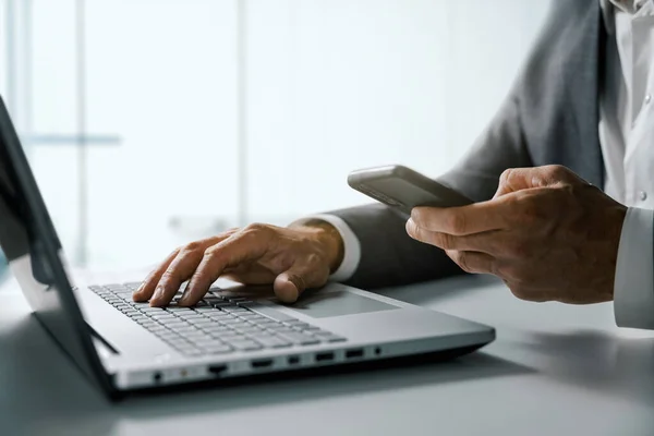 Geschäftsmann Mit Smartphone Und Büro Laptop Business Management Und Digitales — Stockfoto