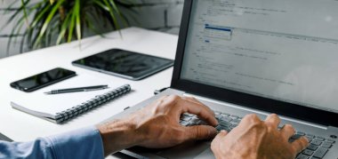 Kodlayıcı web geliştiricisi dizüstü bilgisayara kod yazar. Web sitesi programlama, yazılım geliştirme