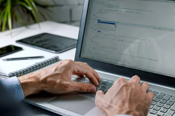プログラマーはオフィスのノートパソコンにコードを書いています ウェブサイトのプログラミングソフトウェア開発 — ストック写真