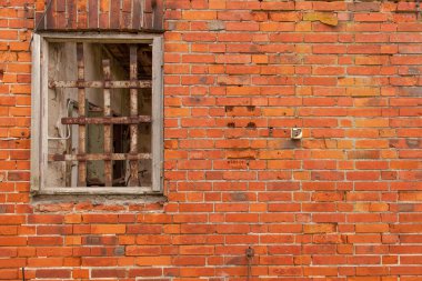 bir pencerede bir eski yıkık duvar