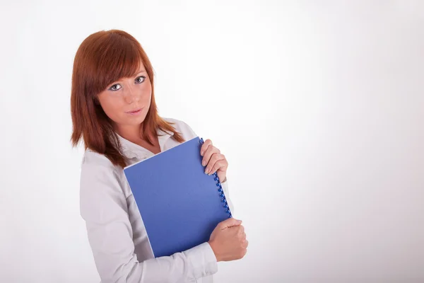 Een mooie jonge vrouw is het dragen van een boek — Stockfoto