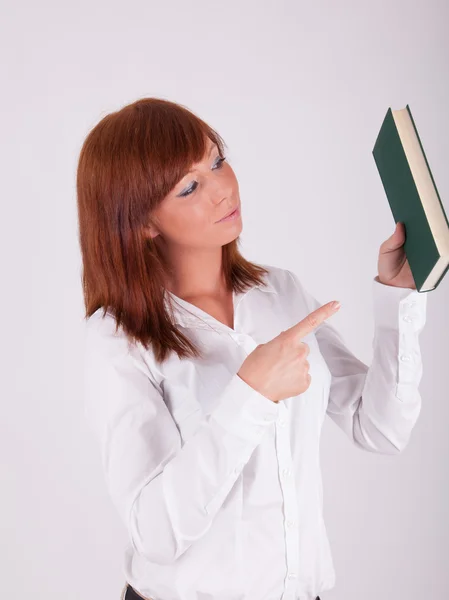 Uma jovem mulher bonita está segurando um livro — Fotografia de Stock