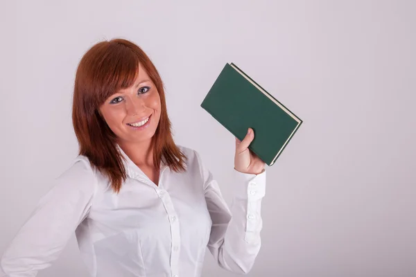 Mladá krásná žena drží knihu — Stock fotografie