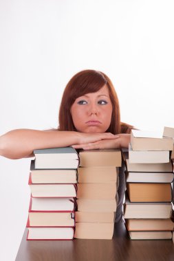 kitap ile genç ve güzel bir kadın