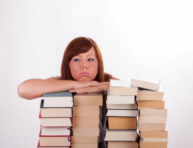 kitap ile genç ve güzel bir kadın