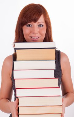 genç ve güzel bir kadın çok fazla kitap taşıma