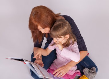 Anne ve kızı bir kitap okuma