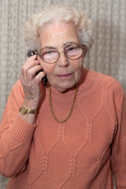 yaşlı bir kadın ile bir cep telefonu